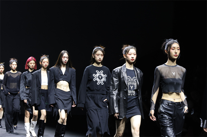 时尚与传统艺术融合的Z时代新中式女性——YUHUA 2024春夏时装秀